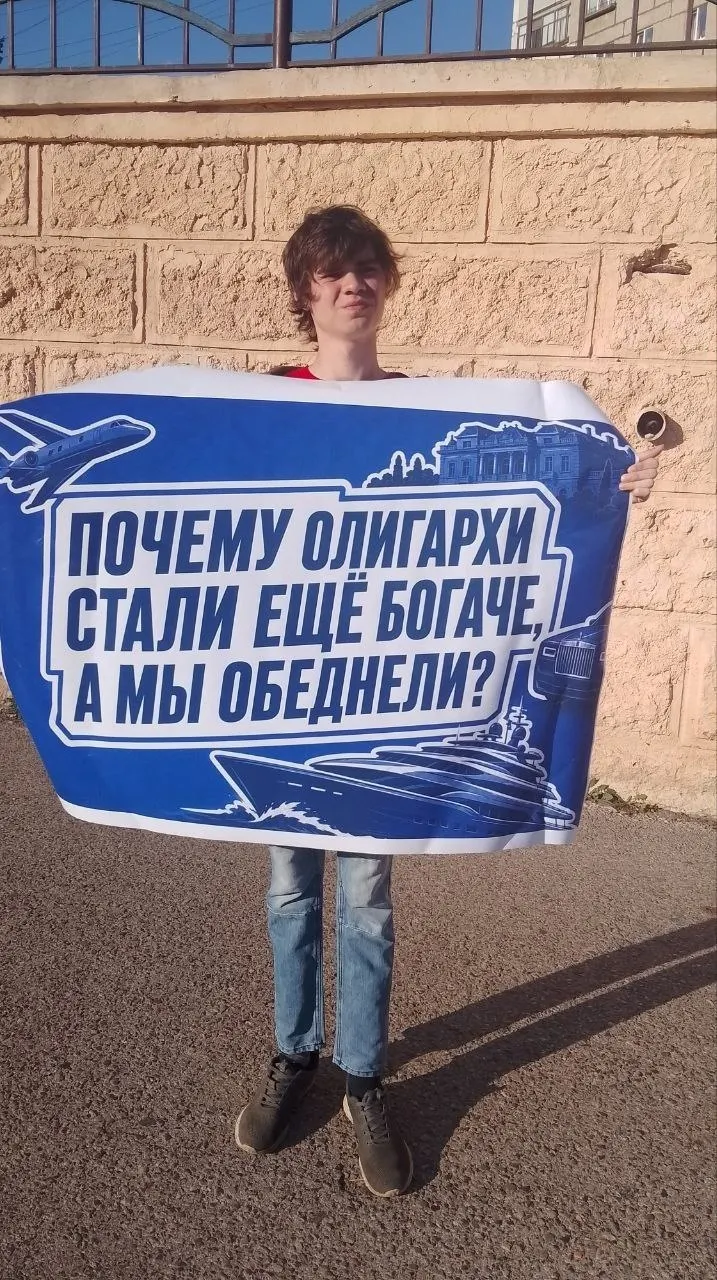 Активисты провели одиночные пикеты у городской администрации с призывом ввести налог на роскошь и направлять собранные средства в целевой фонд на жильё молодым людям.