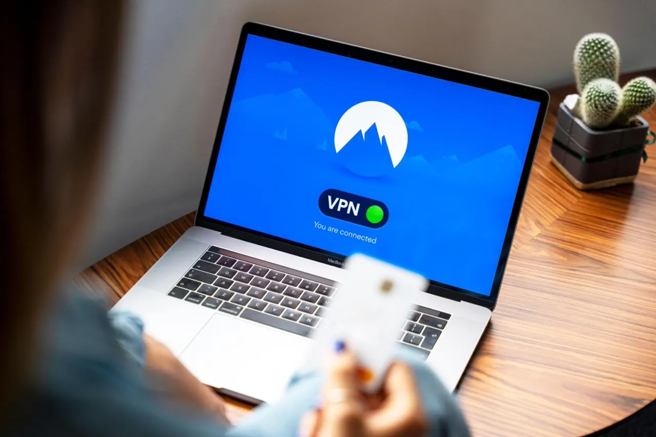 Минцифры предлагает новые правила для VPN: постоянный мониторинг адресов из перечня исключений, дифференцированная идентификация пользователей и возможное расширение ограничений на целые IP.