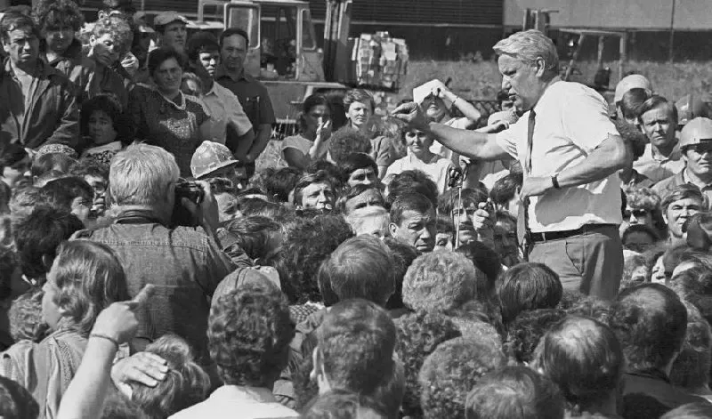 Исторический очерк о том, как в начале 1990-х годов Борис Ельцин предложил регионам расширить суверенитет, не расплавив федерацию.