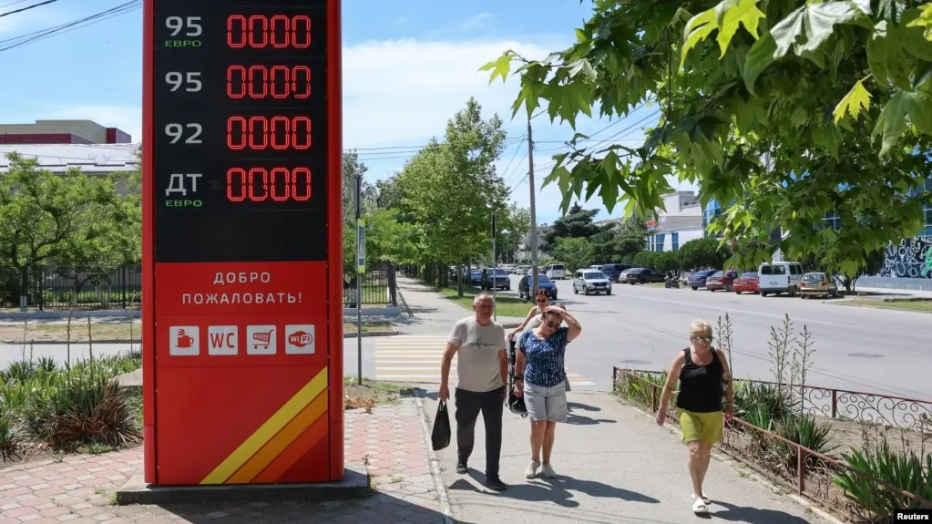 Геленджик и близлежащие населённые пункты столкнулись с дефицитом бензина: на большинстве заправок отсутствует топливо, а очереди растут.