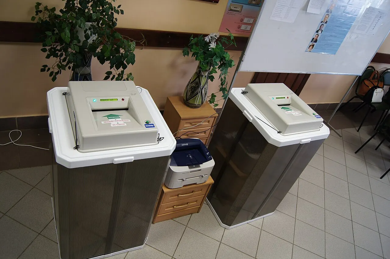 Из-за санкций Екатеринбург принял решение не использовать комплексы обработки бюллетеней: новые устройства поставить сложно, а существующие уже вышли из срока эксплуатации.