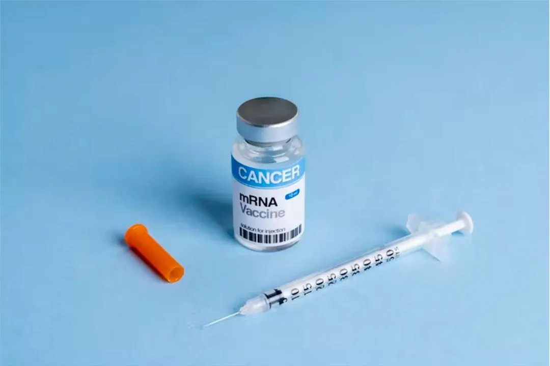 Компании Moderna и Merck объявили об успешных результатах испытаний персонализированной мРНК‑вакцины против меланомы. Рынок отреагировал резким ростом акций, подчеркивая потенциал такой терапии.