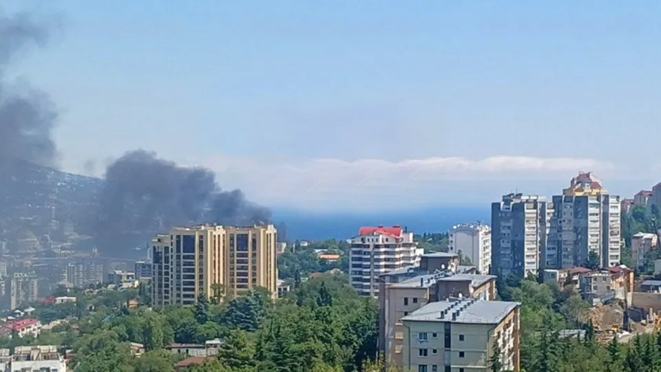 Беспилотники атаковали побережье Ялты, вызвав пожар в здании на набережной и эвакуацию жителей. Подробности ударов и действий властей уточняются.