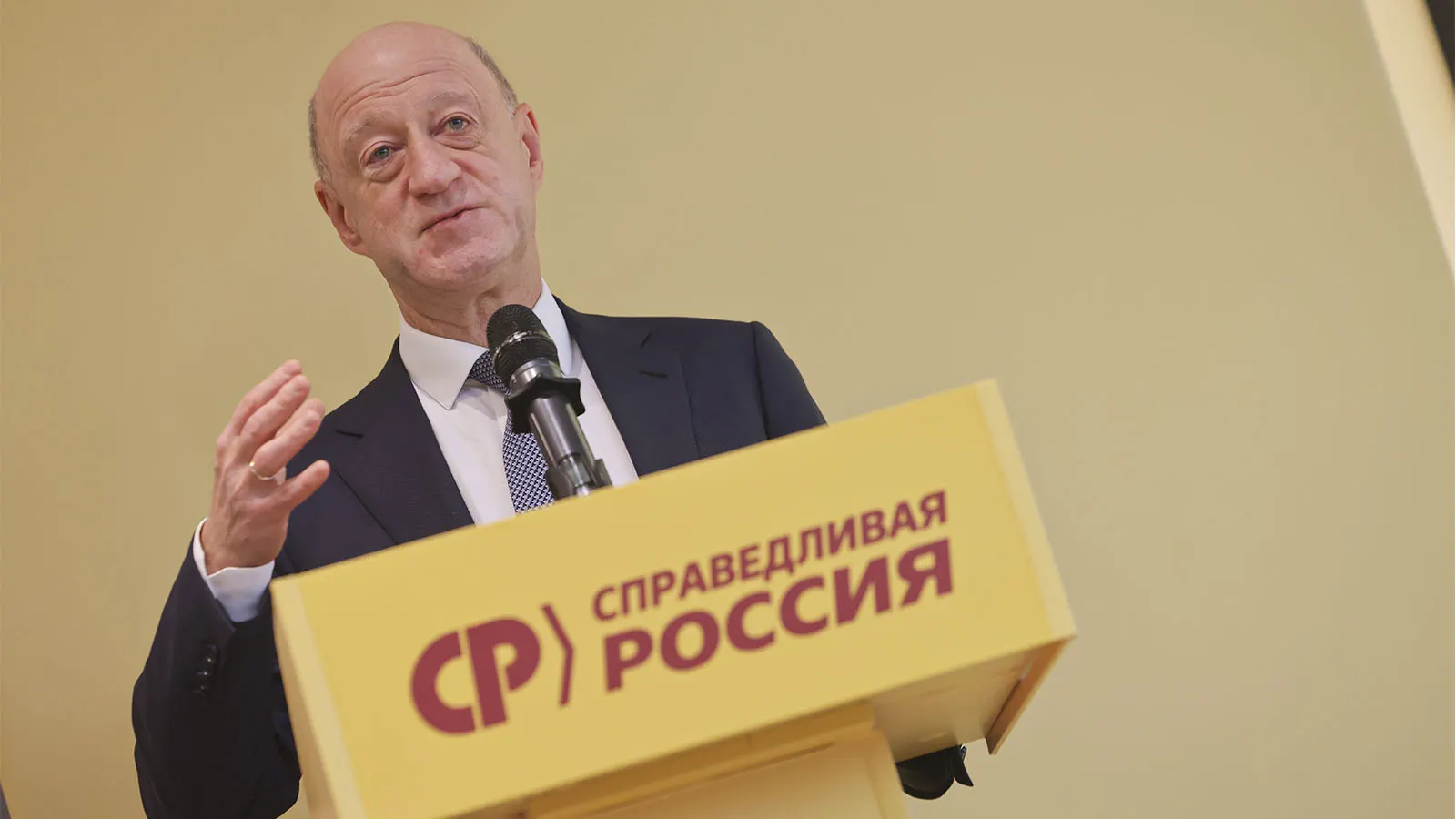 Вице-спикер Госдумы Александр Бабаков рассматривается как кандидат на лидерство после травмы Сергея Миронова; обсуждаются перспективы руководства и роли Миронова.