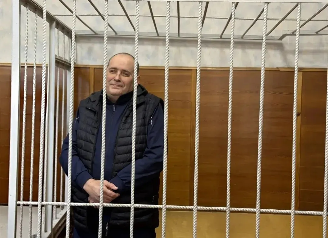 В деле бывшего чиновника ЖКХ суд вынес 9 лет колонии строгого режима и штраф; суммарный срок достигает 14 лет и около 17 млн рублей.