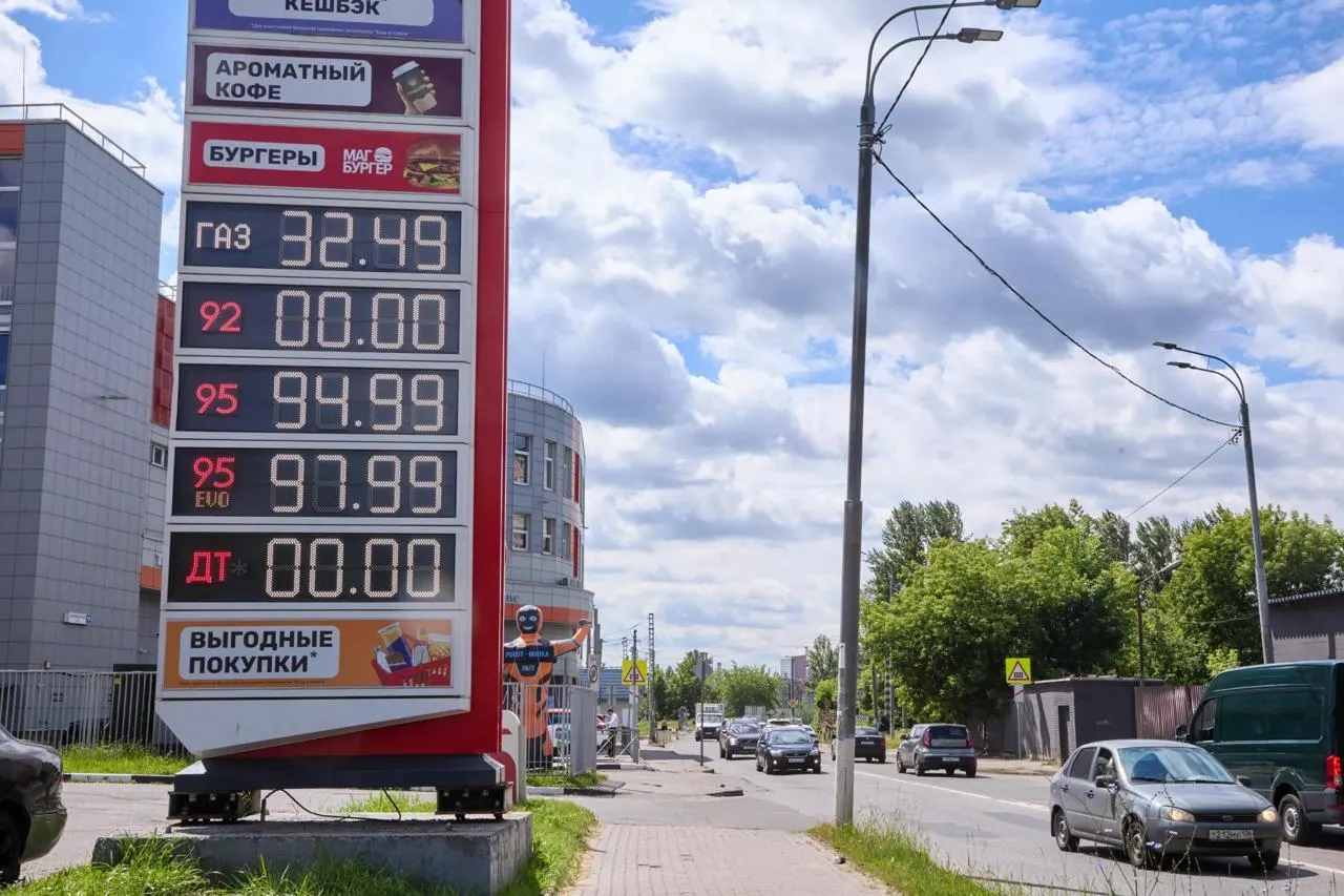 С начала топливного кризиса ФАС зафиксировала рост числа дел и предупреждений к продавцам топлива; больше всего претензий — к независимым АЗС; в Калмыкии АИ-92 подорожал более чем на 50%.