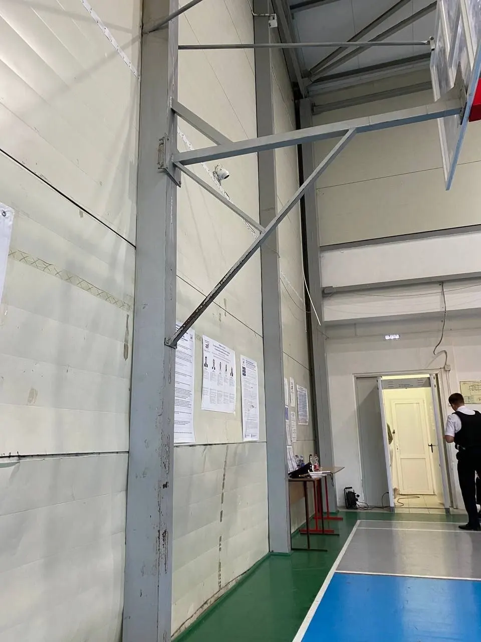 Во второй день трехдневного голосования независимые наблюдатели сообщают о нарушениях процедур, агитации в день тишины и ограничении доступа к сейф-пакетам и бюллетеням в нескольких регионах.