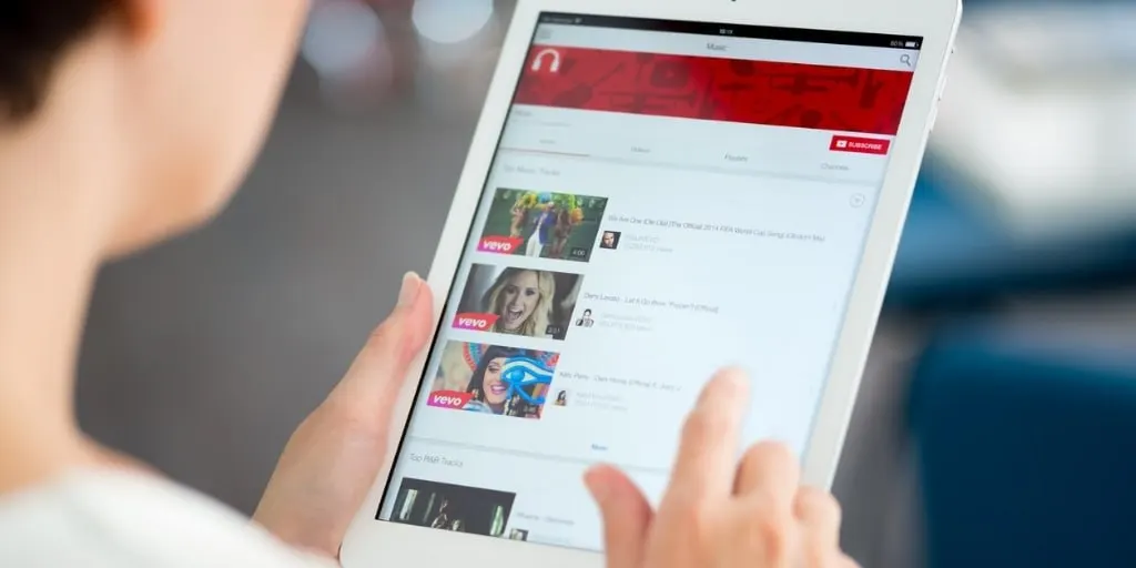 YouTube стал драйвером роста видеопотребления в России за первое полугодие 2026 года; без учета платформы показатели падали.