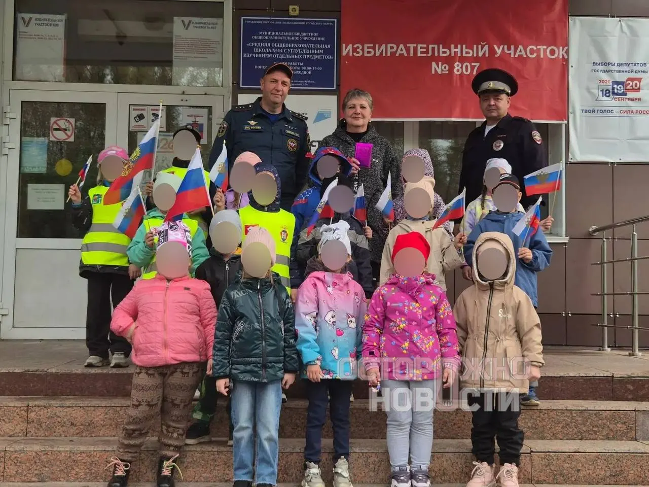 В нескольких регионах детские сады организовали симулированное голосование: детей разделяют на роли, внедряют урны и бюллетени и фиксируют случаи давления на участие.