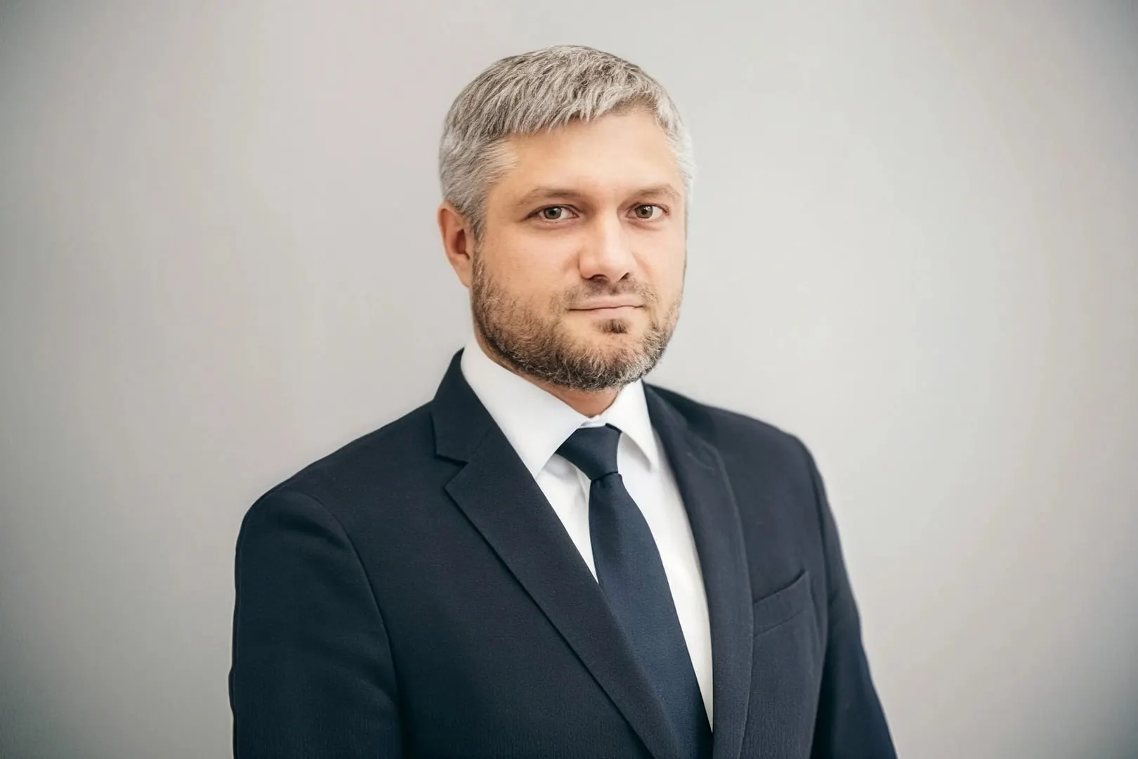 42-летний государственный служащий возглавит министерство имущества региона и сохранит дополнительные обязанности в правительстве, курируя туризм и лесное хозяйство.