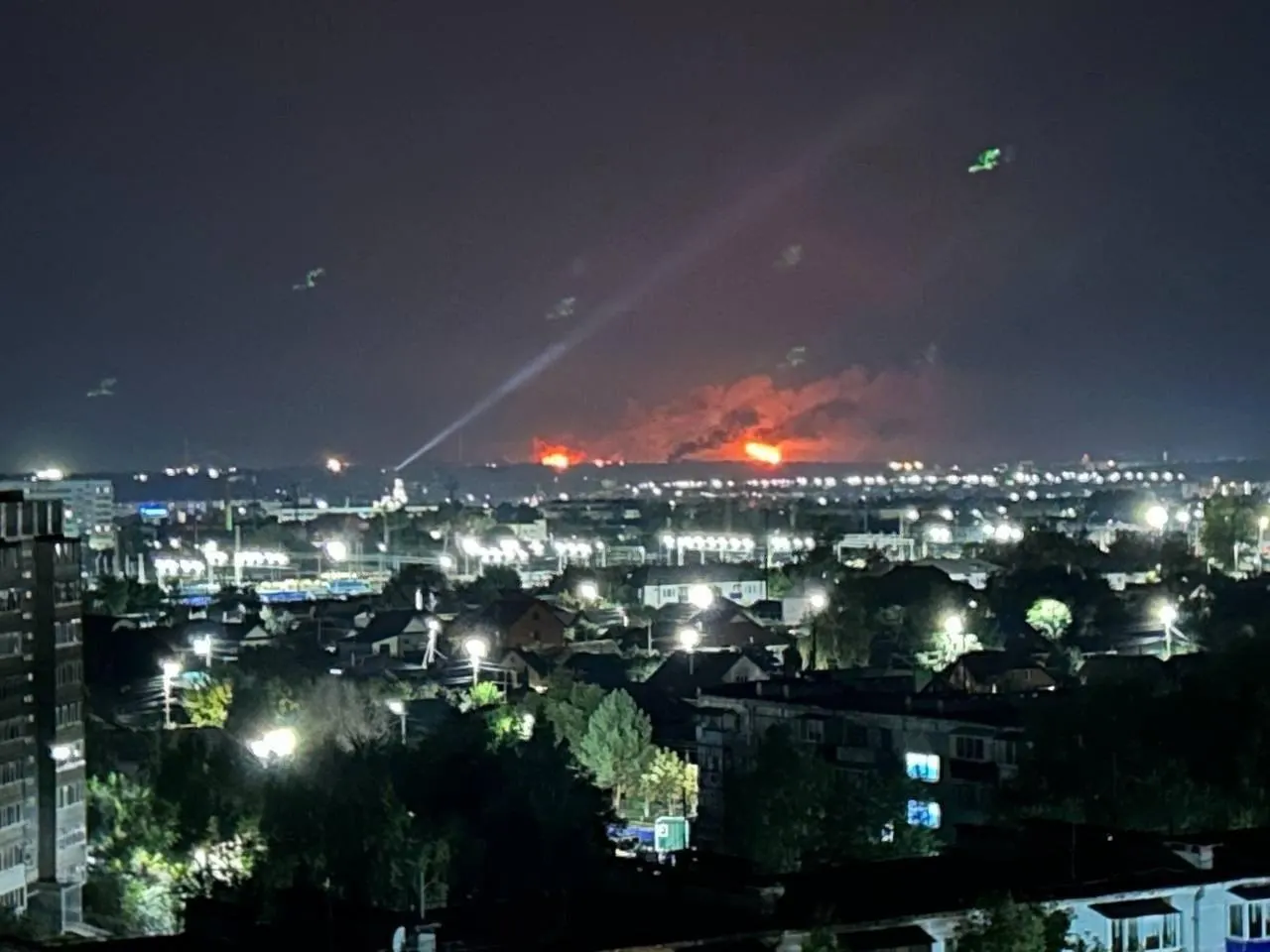 Пожар в Курске после падения обломков беспилотников, атаки на Сызрань и Таганрог, дела против артиста, экономические прогнозы и рост долгов между странами.