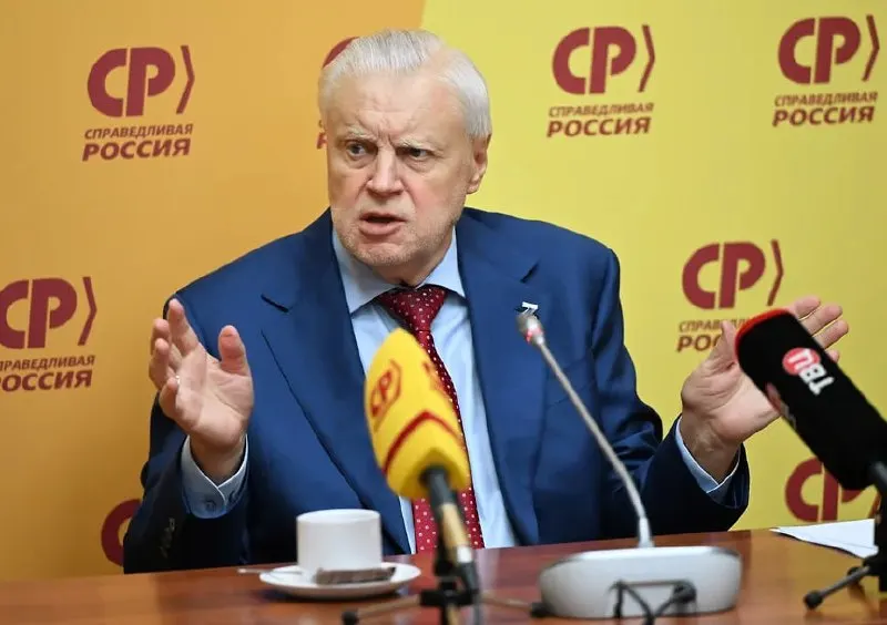 Лидер Справедливой России заявил, что вернулся к работе, но партийное руководство продолжается дистанционно. Он указал на неверие части электората из‑за трудностей, связанных с кризисом и СВО, и отметил, что не будет участвовать в предвыборной кампании из‑за небольшой травмы.