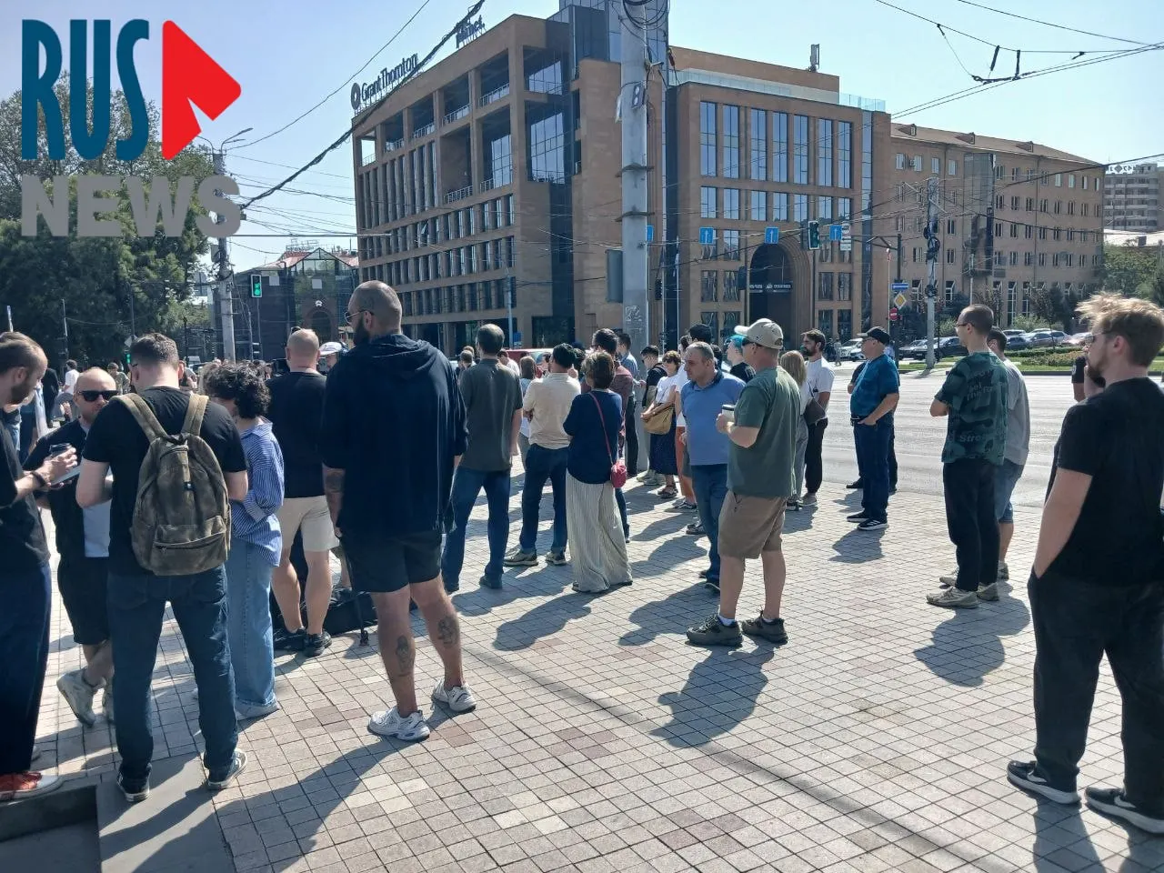 У входа в посольство РФ в Ереване к полудню образовалась длинная очередь избирателей. Рядом с посольством прошёл митинг примерно на сто участников с плакатами.