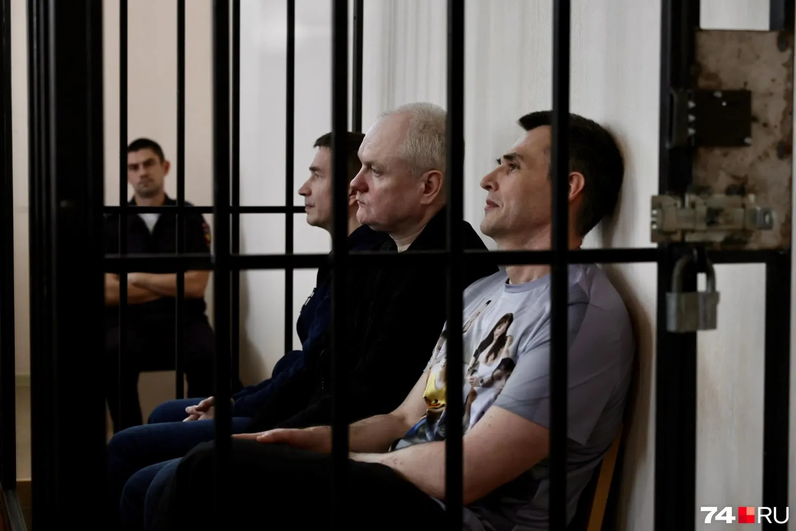 По делу о мошенничестве в сфере дорожных контрактов еще десять человек из Миндортранса и компаний-подрядчиков оказались на скамье подсудимых; следствие утверждает, что участники подстраивали тендеры, завышали стоимость и подавляли конкурентов.