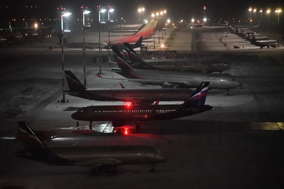 В Челябинске и соседних городах зафиксированы отмены и задержки авиарейсов; мероприятия и ограничения затрагивают аэропорты региона. Рекомендовано проверять статус рейсов перед выездом.