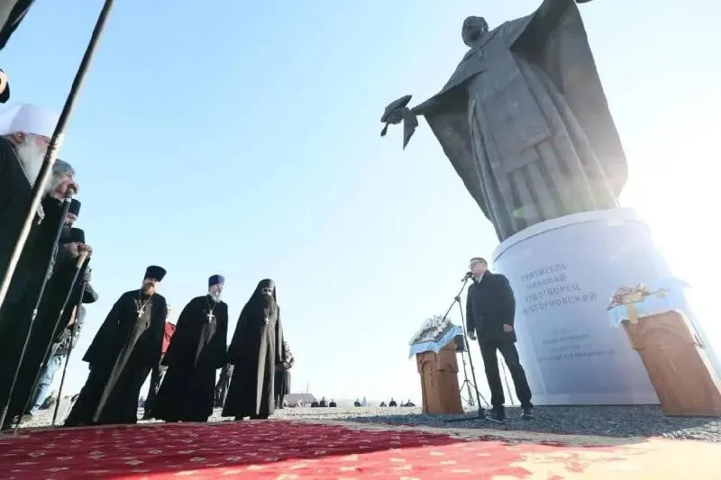 В Сатке прошла церемония открытия бронзового памятника Святому Николаю Чудотворцу на фоне финансовых проблем местного гиганта и затянувшихся вопросов по мостам.