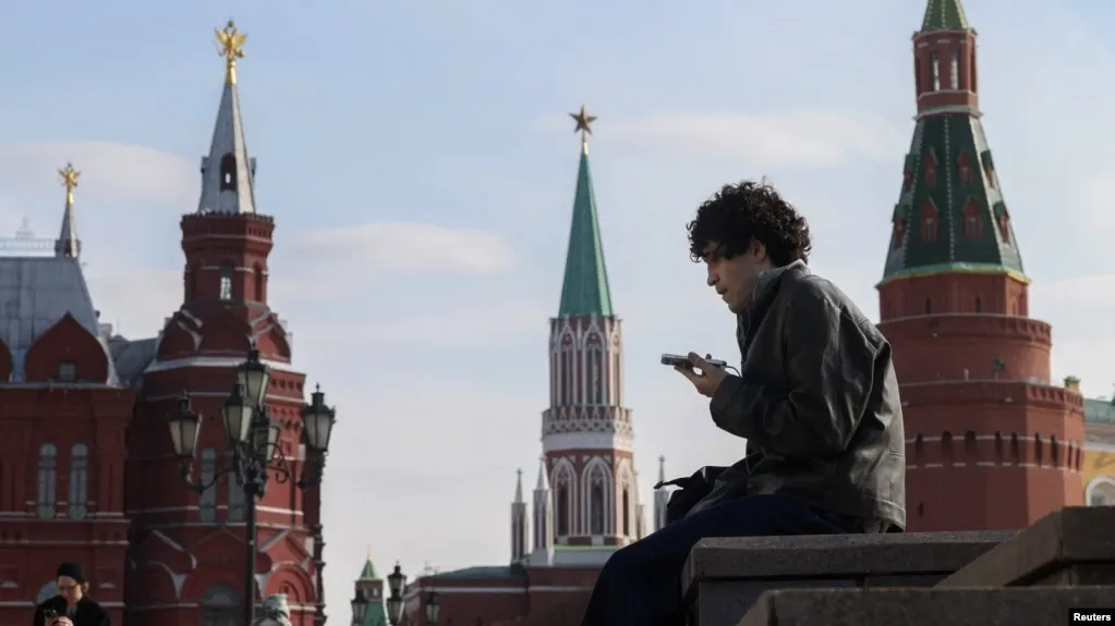 Законопроект предусматривает идентификацию детей в соцсетях и сокращение времени их пребывания в интернете; меры направлены на ограничение доступа к запрещённому контенту.